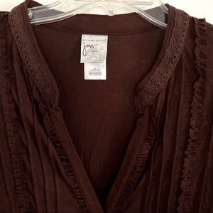 Well kept 3/4 sleeve pleated is soft & great quality. V neck, mid weight fabric